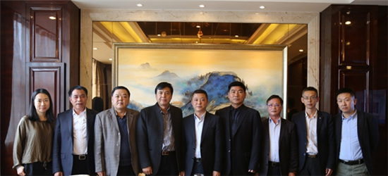 中國僑網(wǎng)文甦(中)等與牟國量(左四)一行合影