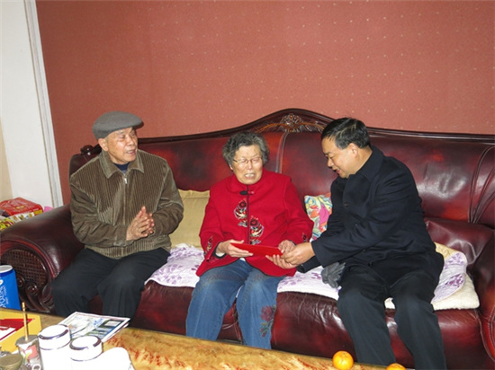 中國僑網(wǎng)資陽市外事僑臺辦主任卿明華慰問歸僑蔡鳳桂