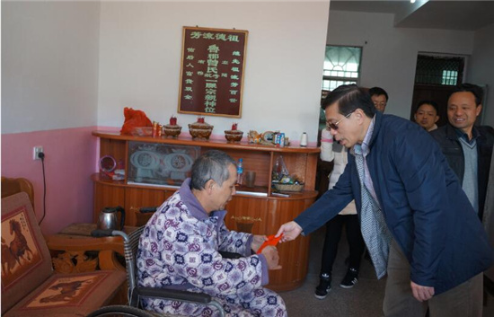 中國僑網(wǎng)馮志農(nóng)在泉上華僑農(nóng)場貧困歸僑家中慰問
