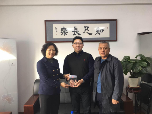 中國僑網 陳香林主席、關波副主席向王兆楠頒發(fā)吉林省僑聯青委會常委證書