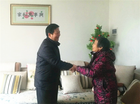 中國僑網(wǎng)江西省僑聯(lián)副主席王強(qiáng)看望僑眷丁春嬌