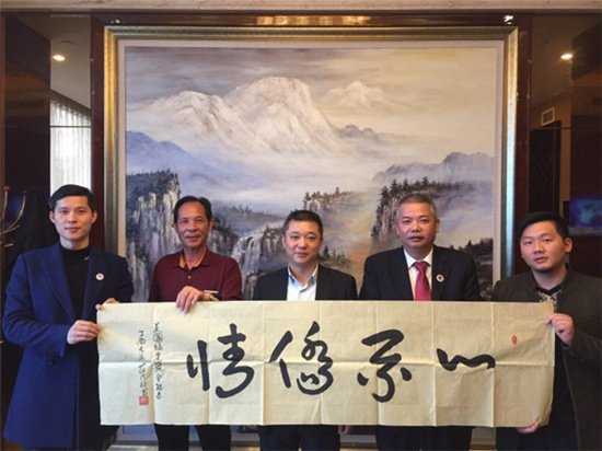 中國僑網(wǎng)四川外僑辦副主任文甦(中)與美國福建聯(lián)合總會(huì)常務(wù)副會(huì)長莊淑好(右二)一行合影