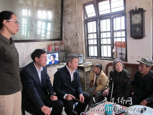 中國僑網(wǎng)蔡偉生副主任(左三)慰問印尼老歸僑黃云嬌(右二)