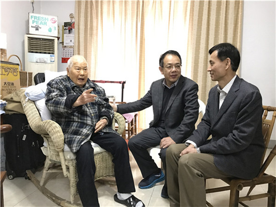 中國僑網(wǎng)慰問醫(yī)大百歲校長陳國熙教授