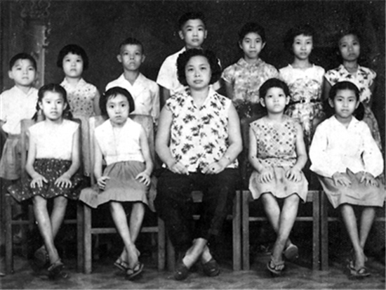 中國僑網(wǎng)陳丁花與家人合影