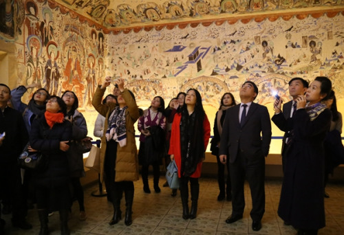 中國僑網(wǎng)駐蓉領(lǐng)館官員代表們深入了解絲綢之路沿線燦爛文化