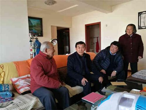 中國僑網(wǎng)四川外事僑務(wù)辦副巡視員陳志孔(左二)看望慰問僑眷趙志偉(左一)