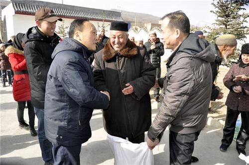 中國(guó)僑網(wǎng)樊向勤向困難歸僑僑眷發(fā)放慰問(wèn)品