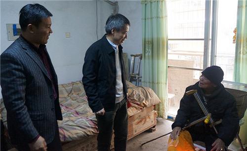 中國僑網(wǎng)慰問貧困歸僑