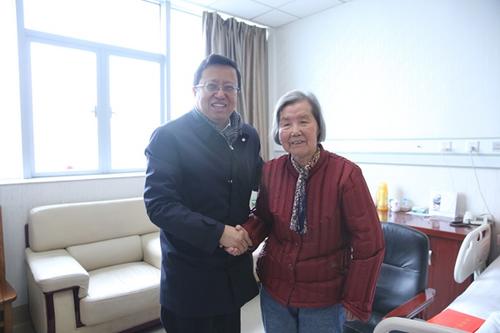 中國僑網(wǎng)四川外僑辦主任慕新海看望慰問副省級離休干部張惠明