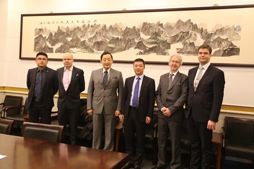 中國僑網(wǎng)四川外僑辦副主任文甦(右三)與香港銳聯(lián)投資有限公司董事長石豐榮(左三)一行合影