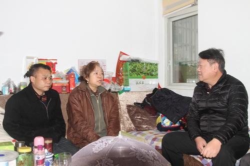 中國僑網(wǎng)四川省外事僑務(wù)副主任沈超看望慰問貧困僑眷封桂珍、封有利