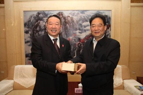 中國僑網(wǎng)武紹忠向加拿大晉商總會會長趙向東先生贈送禮品