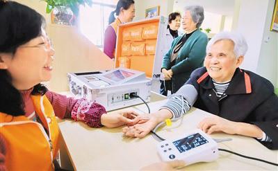 中國僑網(wǎng)資料圖:今年福建將支持建設100個社區(qū)老年人日間照料中心。 新華社記者 林善傳 攝