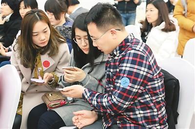 中國僑網(wǎng)活動現(xiàn)場,男女嘉賓正在互相交換聯(lián)系方式。 王金銘攝