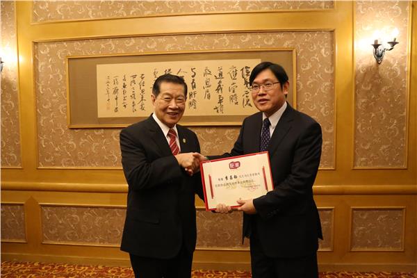 中國僑網(wǎng)省海協(xié)會會長王華向李昌鈺先生頒發(fā)證書