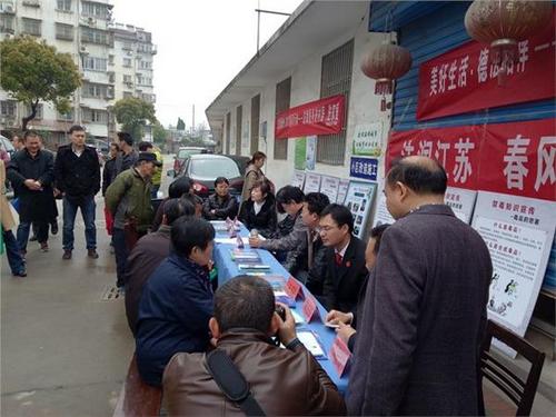 中國僑網(wǎng)送法進(jìn)社區(qū)活動現(xiàn)場