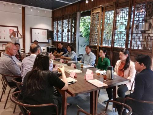 中國僑網(wǎng)圖為進(jìn)行文化交流座談。