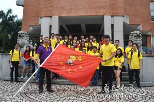 中國(guó)僑網(wǎng)林琳巡視員向營(yíng)員授旗