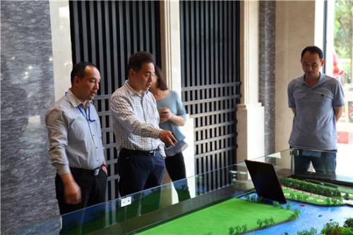 中國(guó)僑網(wǎng)參觀德厚房產(chǎn)。(常州僑網(wǎng)供圖)