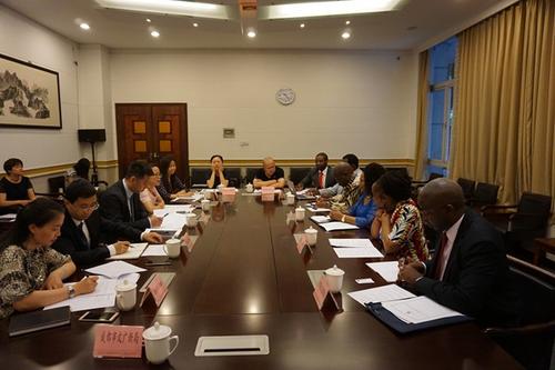 中國(guó)僑網(wǎng)贊比亞駐華大使一行與四川有關(guān)部門座談