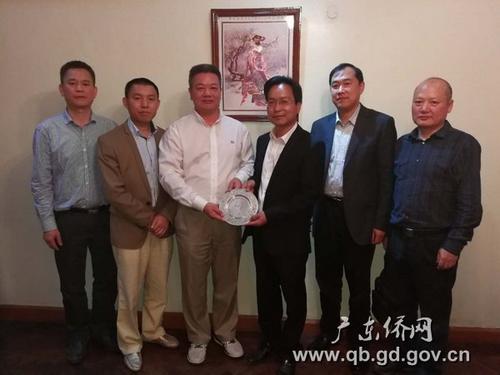 中國僑網與東非廣東同鄉(xiāng)總會合影留念