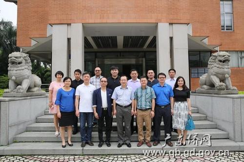 中國僑網(wǎng)廣東省僑辦鄭建民副主任(前排左四)與研修班學(xué)員合影留念 圖/陳雄