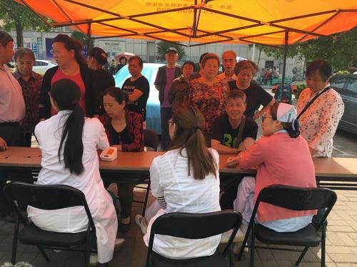 中國僑網(wǎng)義診現(xiàn)場。