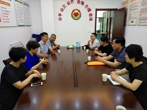 中國(guó)僑網(wǎng)聽取興隆苑社區(qū)情況介紹