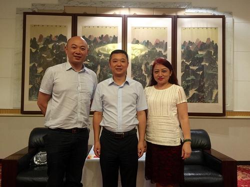 中國僑網(wǎng)文甦(中)與加拿大川籍僑領(lǐng)段蓓蓓(右)合影