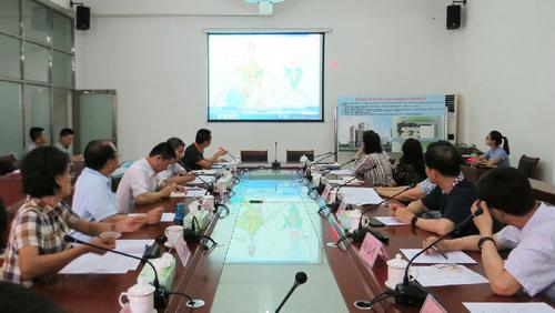 中國僑網(wǎng)圖為調(diào)研組在麗光華僑農(nóng)場召開座談會