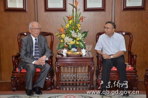 中國僑網(wǎng)林琳副書記(右)會見陳丙丁