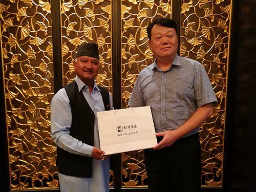 中國僑網(wǎng)沈超(右)與昌德拉·巴哈杜爾(左)合影