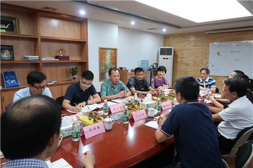 中國僑網(wǎng)副秘書長許再山向順德木業(yè)商會代表介紹印尼投資環(huán)境