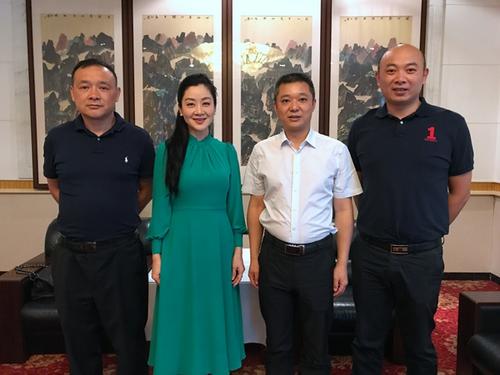 中國(guó)僑網(wǎng)四川省外事僑務(wù)辦副主任文甦(右二)與卓蕾(左二)等合影