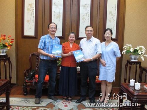 中國僑網(wǎng)廣東省僑辦林琳巡視員(右二)會見到訪的波多黎各青華社執(zhí)行總監(jiān)梁偉周(左一)、中文秘書曾綺玲(左二)一行