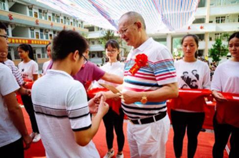 中國僑網(wǎng)張達珊為2017年考上重點大學(xué)的學(xué)生頒獎