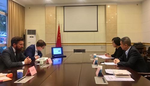 中國僑網(wǎng)省外事僑務辦副主任文甦(右一)與波蘭羅茲省駐成都經(jīng)貿(mào)代表處首席代表保羅(左一) 一行舉行工作座談