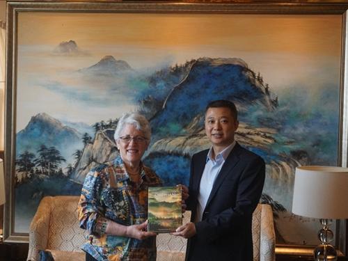 中國僑網(wǎng)四川省外事僑務(wù)辦副主任文甦向馬里蘭州財(cái)政部長柯普贈(zèng)送紀(jì)念品