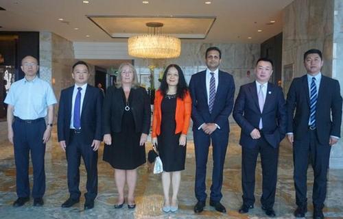 中國僑網(wǎng)四川省外事僑務(wù)辦副主任張濤(中)會見阿聯(lián)酋迪拜索巴集團聯(lián)合主席阿賈伊(右三)一行