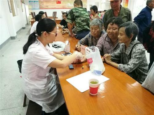 中國僑網(wǎng)送醫(yī)下鄉(xiāng)暖民心——常熟市僑辦組織開展“走基層”義診活動