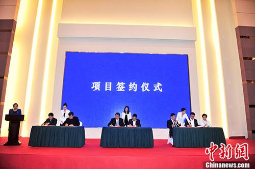 中國(guó)僑網(wǎng)萬(wàn)僑創(chuàng)新經(jīng)貿(mào)洽談暨遼寧省僑商投資企業(yè)協(xié)會(huì)第二屆會(huì)員代表大會(huì)27日在遼寧友誼賓館召開(kāi)