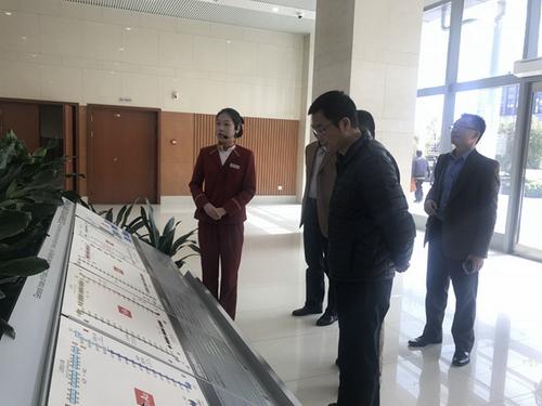 中國僑網(wǎng)勝率調(diào)研組在武漢東湖新技術(shù)開發(fā)區(qū)光谷公共服務中心考察