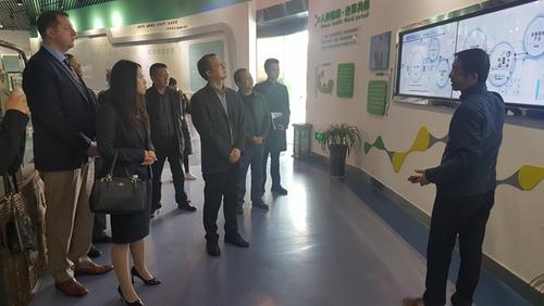 中國僑網(wǎng)廣安市外事僑務(wù)辦負(fù)責(zé)同志陪同葉陽依迪一行參觀