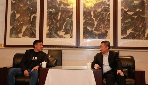 中國僑網(wǎng)四川省外事僑務(wù)辦副主任文甦(右)會見法國僑領(lǐng)鄭金標