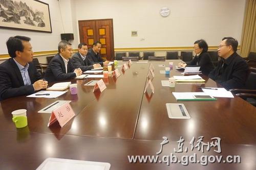 中國僑網(wǎng)廣東省僑辦副主任鄭建民(右一)率調(diào)研組赴四川省外僑辦調(diào)研,四川省外僑辦副主任文甦和相關(guān)業(yè)務(wù)處負(fù)責(zé)同志與調(diào)研組座談交流