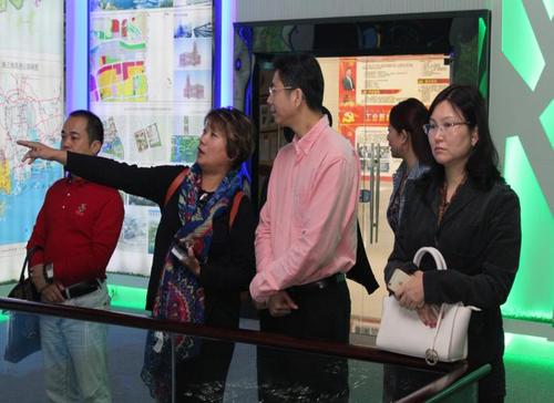 中國(guó)僑網(wǎng)江門僑青會(huì)理事長(zhǎng)楊學(xué)東與秘書長(zhǎng)郭汝紅參觀規(guī)劃展館