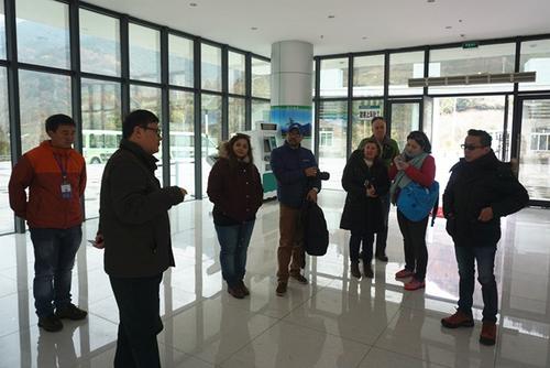 中國僑網(wǎng)四川省外事僑務(wù)辦副巡視員郭嘉農(nóng)(左二)與領(lǐng)團(tuán)一行進(jìn)行交流