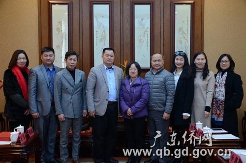 中國僑網(wǎng)廣東僑辦副主任黎靜(中)與代表團(tuán)一行合影