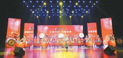 中國(guó)僑網(wǎng)圖為萬(wàn)載文化館表演大型吹打樂(lè)《萬(wàn)載得勝鼓》 本報(bào)記者 張 紅 文/圖